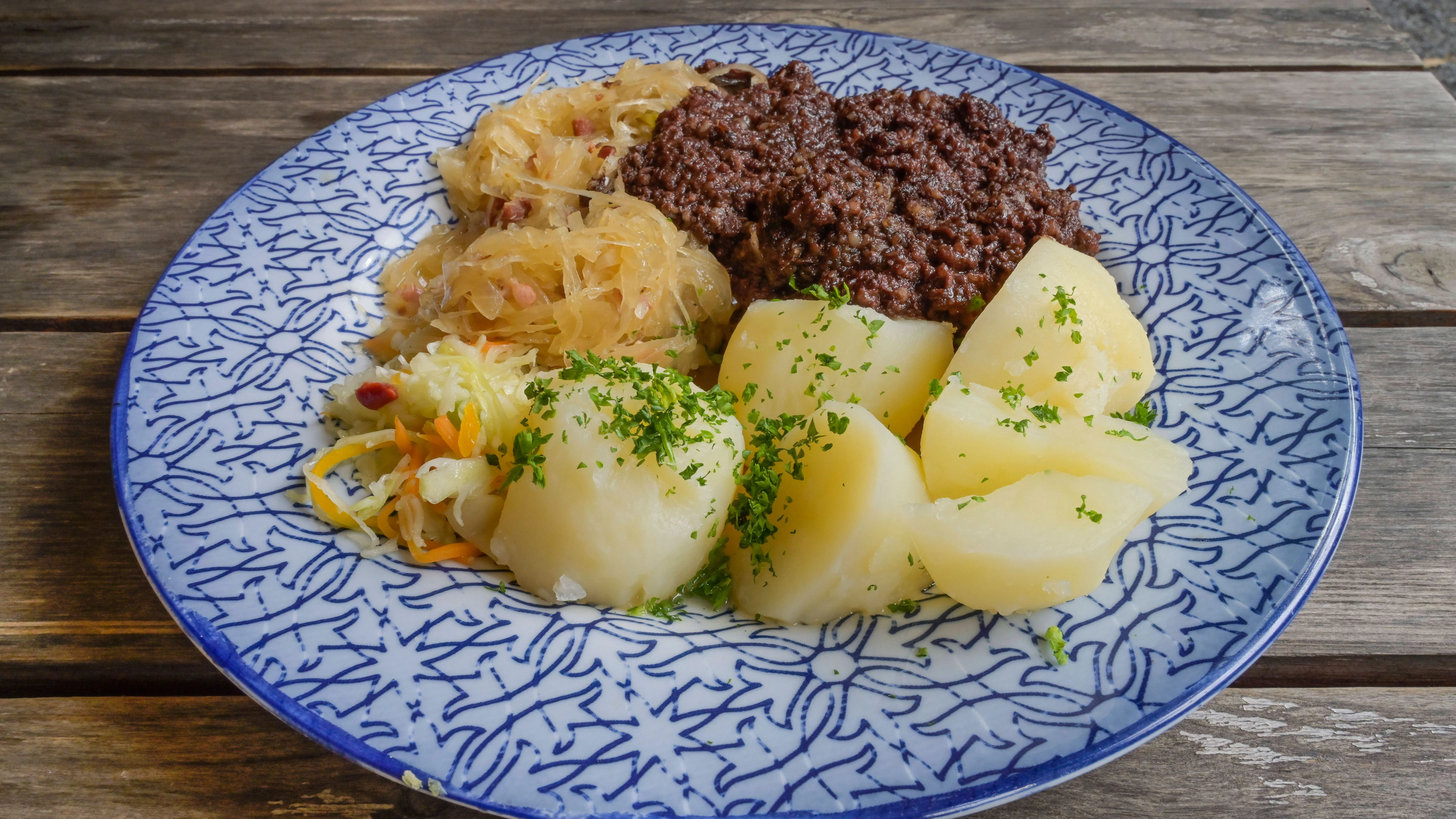 Probieren Sie das DDR-Rezept "Tote Oma" gleich mal aus. Die Blutwurst ist so lecker.