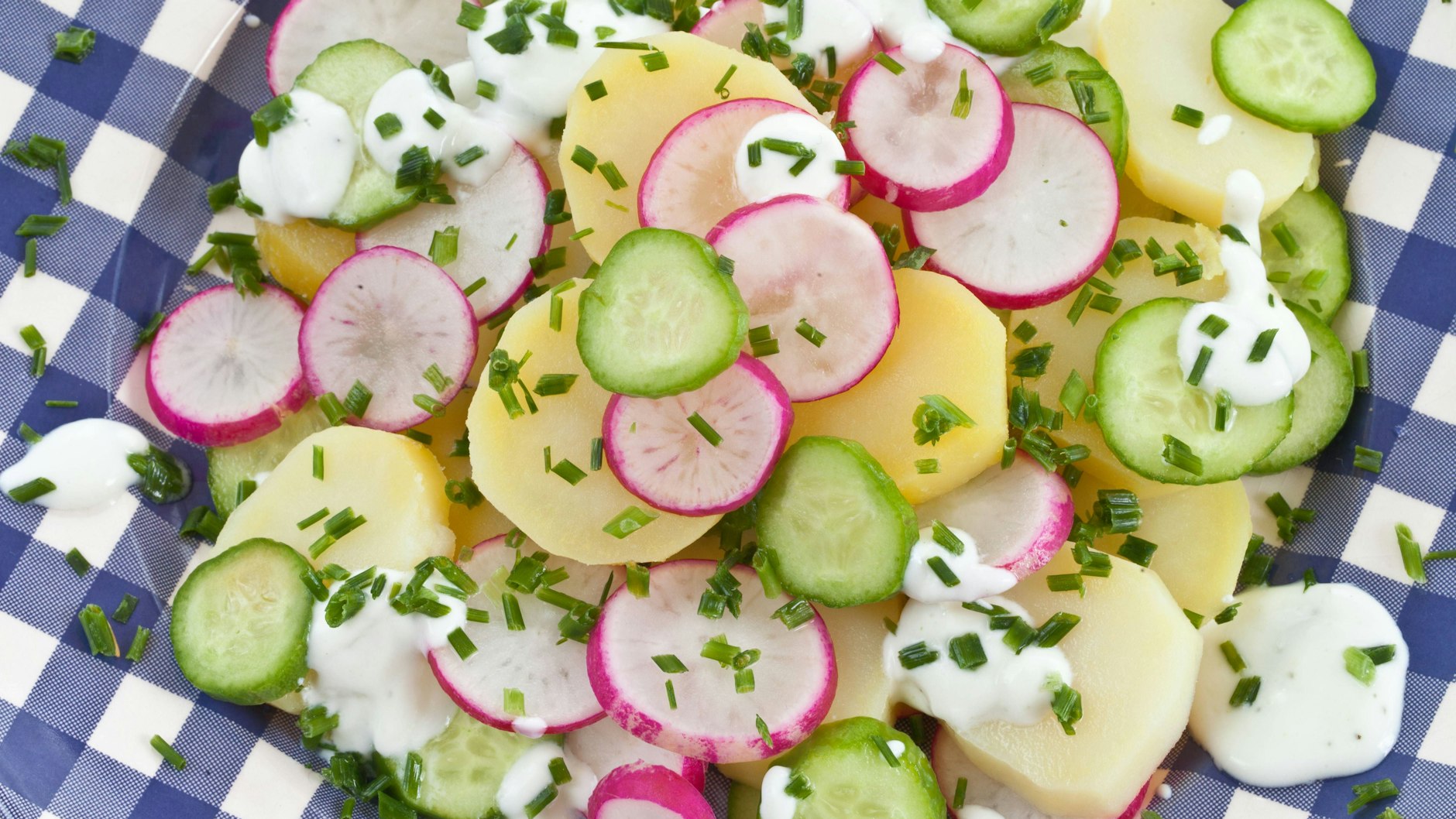Frisch und schnell gemacht: Gurken und Radieschen machen dieses Rezept für Kartoffelsalat zum Schlank-Kracher.
