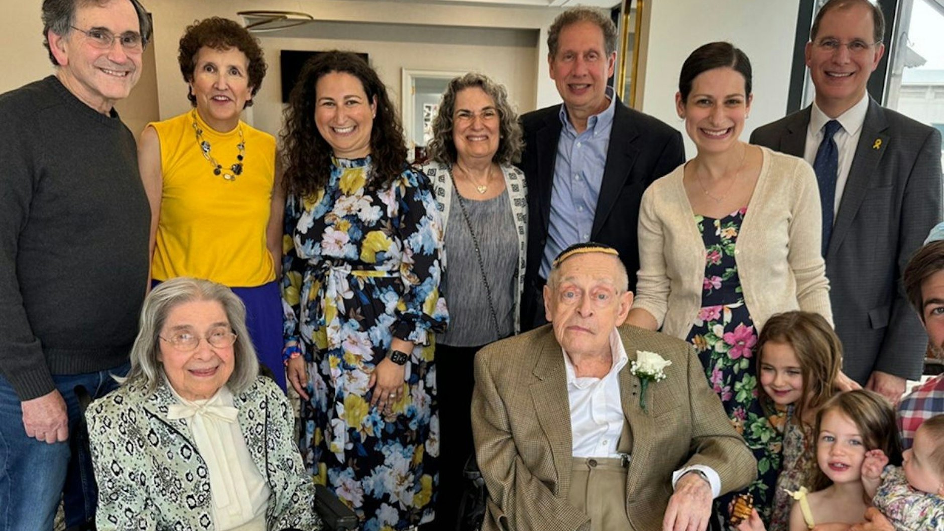 Marjorie und Bernie – umgeben von ihren Familien am Tag der Hochzeit.