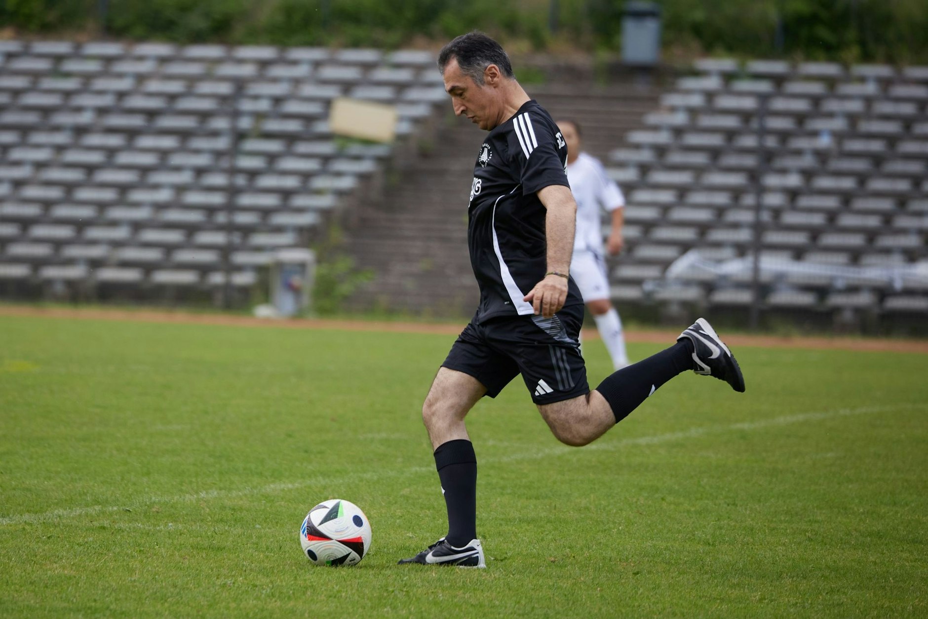 Politiker und Fußballer: Bundesminister Cem Özdemir beim Benefizkick in Berlin.  