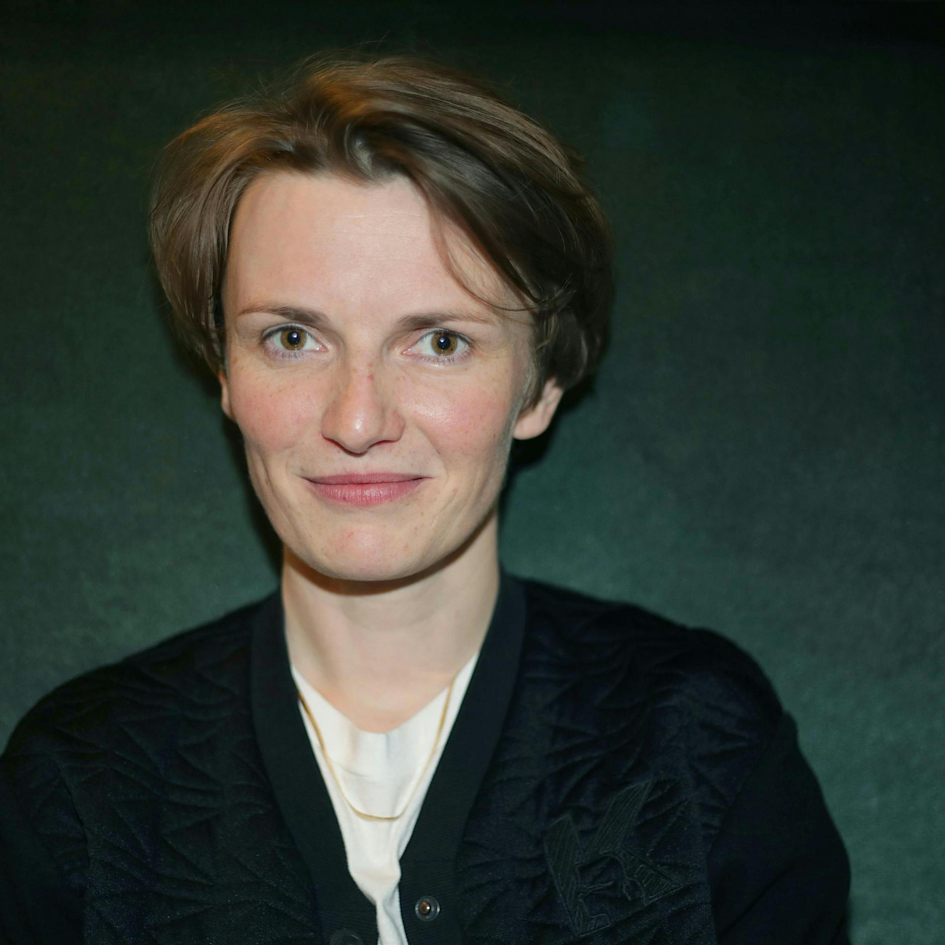 Debüt-Roman von Julia Jost aus Österreich: Über eine Kindheit hinter den sieben Bergen – Buchkritik