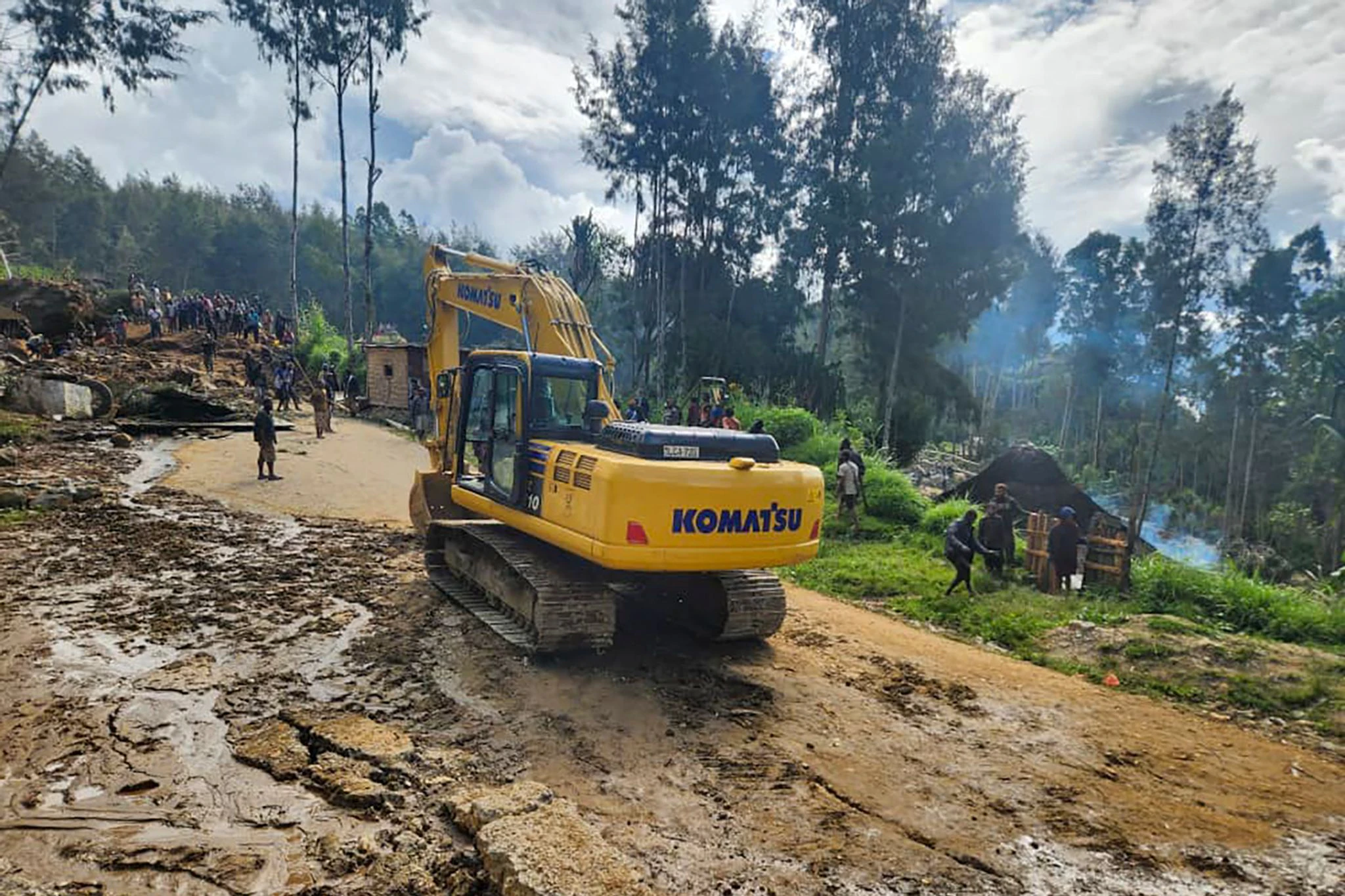 HANDOUT - Ein Bagger ist im abgelegenen Hochland Papua-Neuguineas im Einsatz.  ization for Migration/dpa