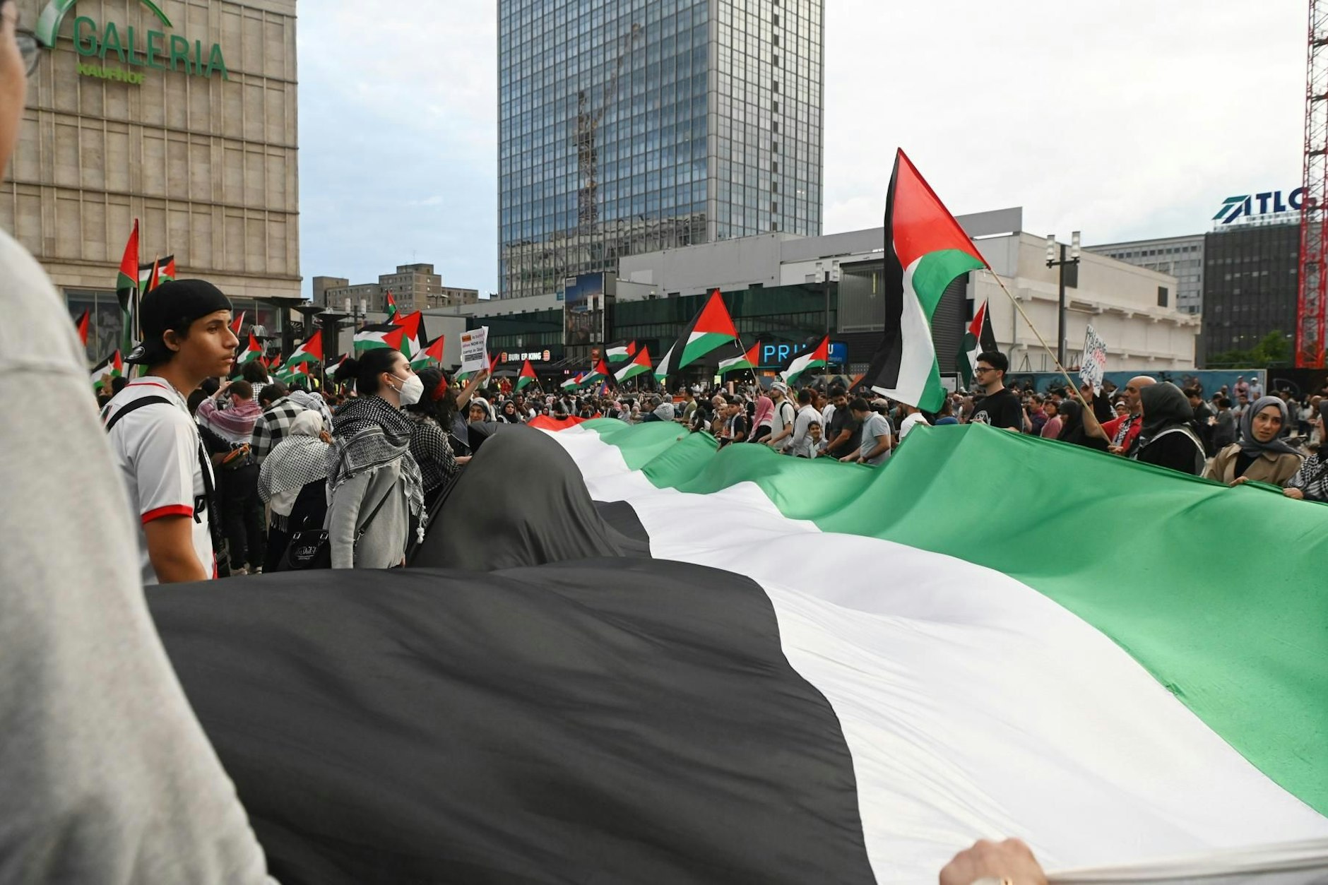 Der Alexanderplatz in Berlin: Über 1000 Menschen demonstrierten am Montagabend gegen Israel, schwenkten Palästina-Fahnen.