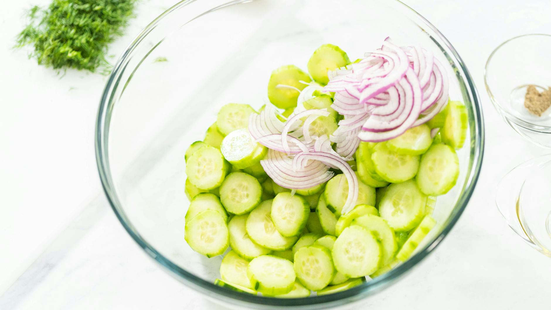 Leichte Gurken und würzige rote Zwiebeln sind eine tolle Kombination - auch in diesem Rezept für Gurkensalat harmonieren sie perfekt.