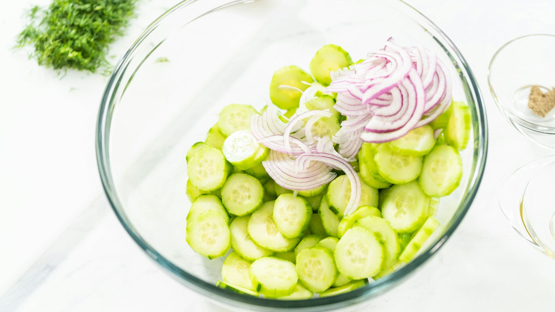 Leichte Gurken und würzige rote Zwiebeln sind eine tolle Kombination - auch in diesem Rezept für Gurkensalat harmonieren sie perfekt.