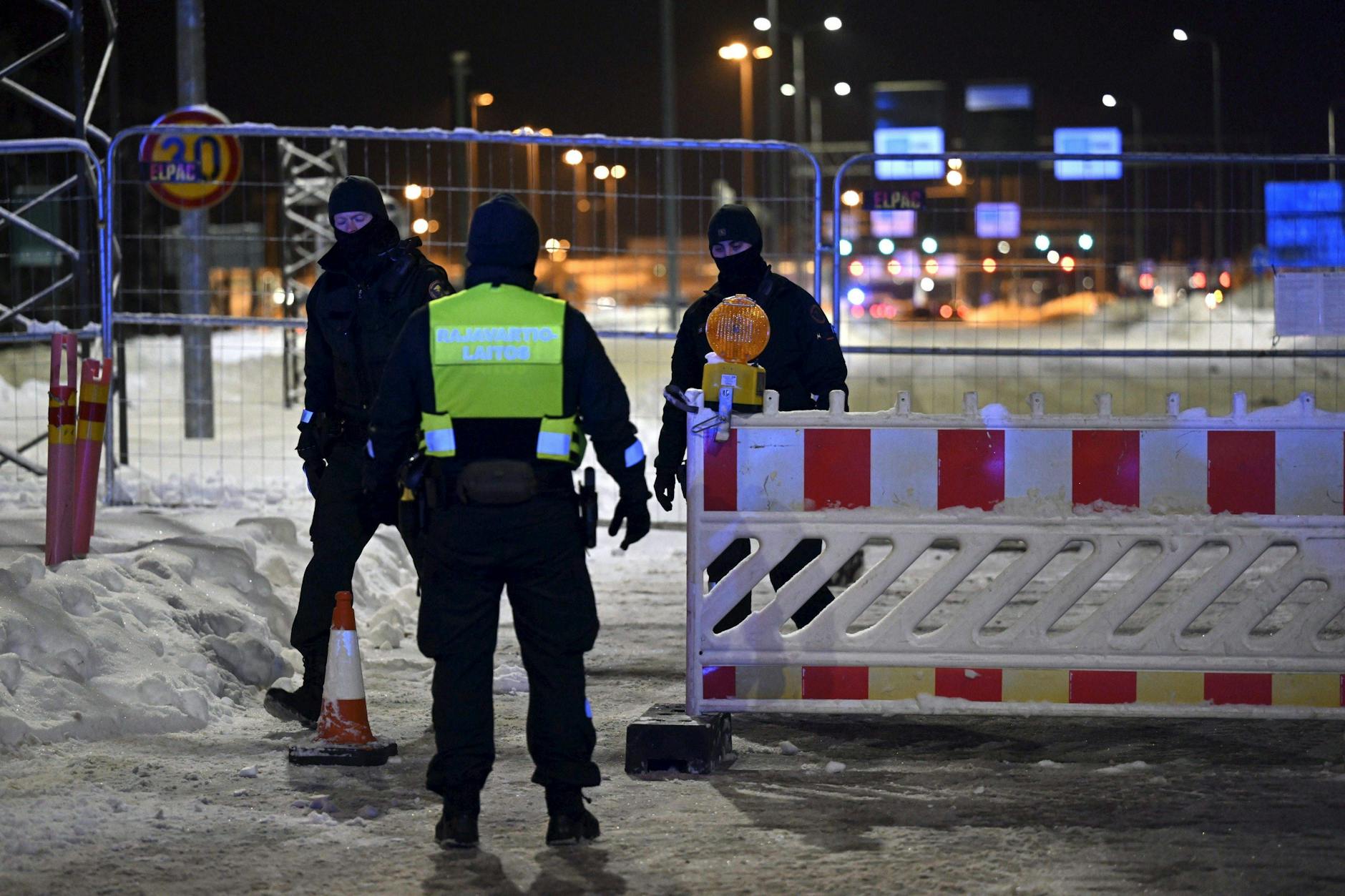 Finnische Grenzschutzbeamte an der geschlossenen Grenzkontrollstelle Vaalimaa zwischen Finnland und Russland