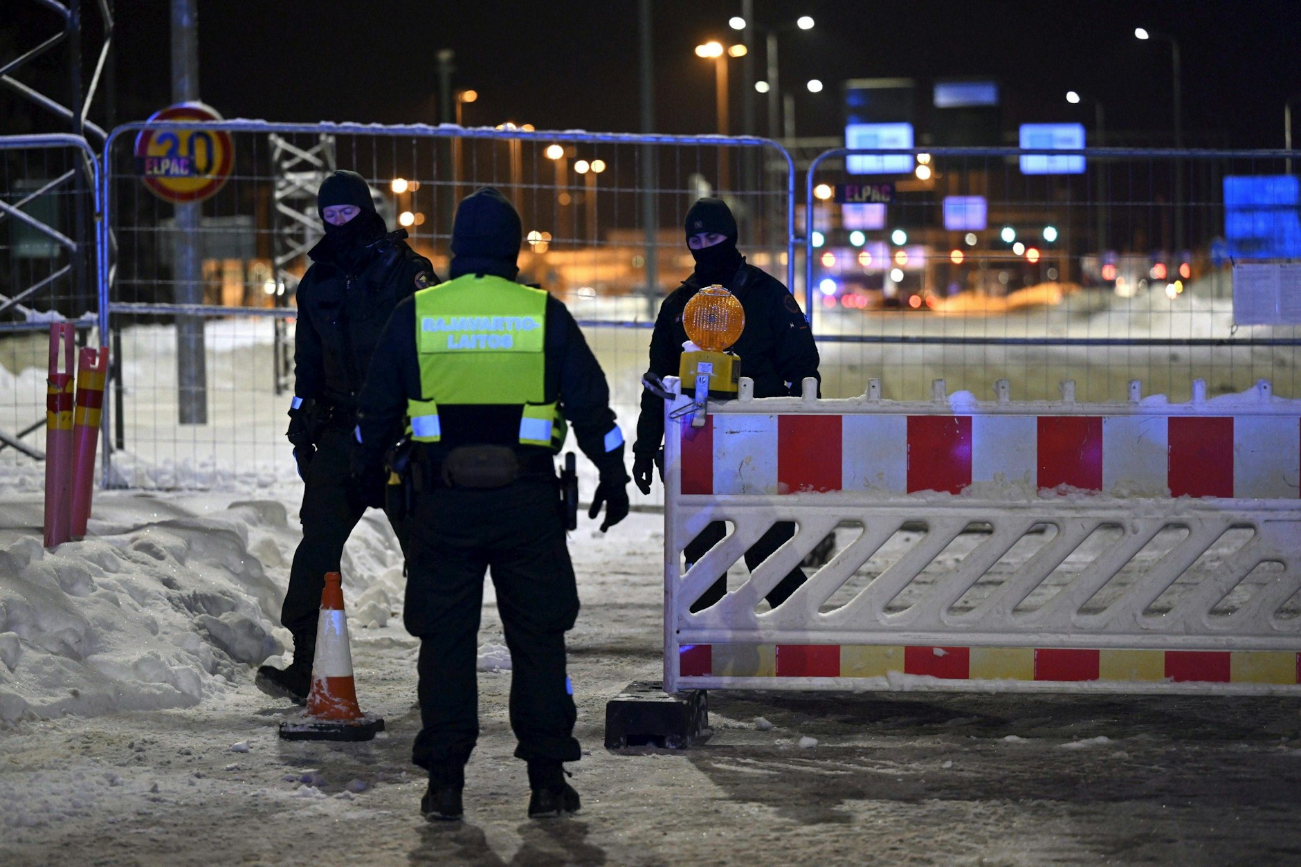 Finnische Grenzschutzbeamte an der geschlossenen Grenzkontrollstelle Vaalimaa zwischen Finnland und Russland