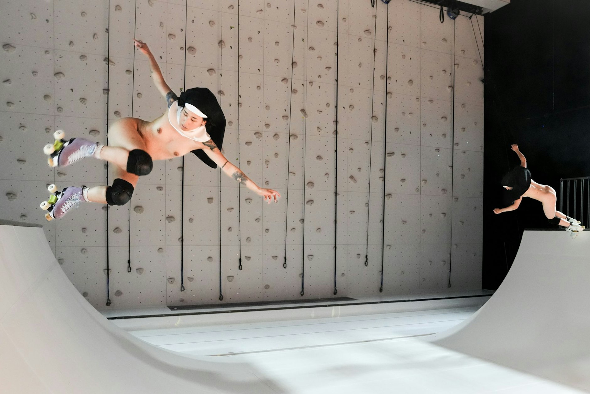 Schwestern auf Rollschuhen (Sara Lancerio, Netti Nüganen) im Mecklenburgischen Staatstheater: „Sancta“ von Florentina Holzinger nach Paul Hindemith