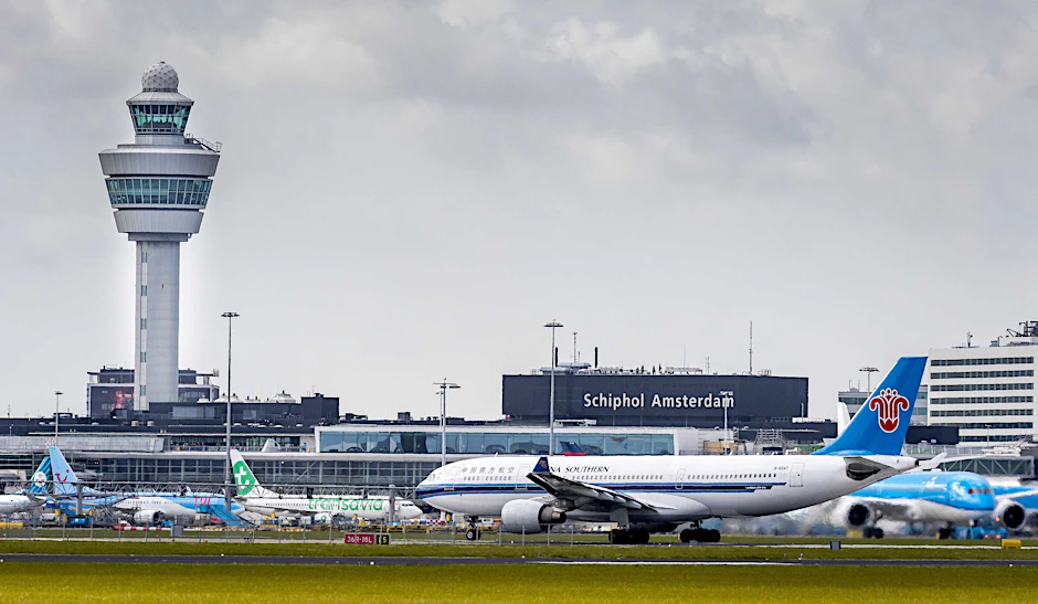 Blick auf den Kontrollturm am Flughafen Schiphol