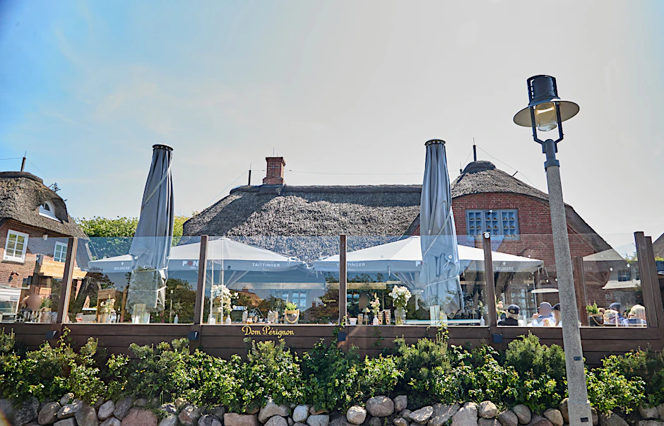 Die Promi-Bar Pony auf Sylt. Hier auf der Terrasse grölten Gäste an Pfingsten 2024 die ausländerfeindlichen Parolen.