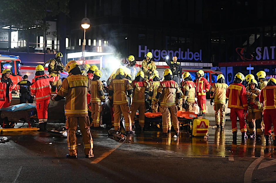 Auf der Tauentzienstraße in Berlin-Charlottenburg ist am Mittwochmorgen ein Mensch bei einem Unfall gestorben.