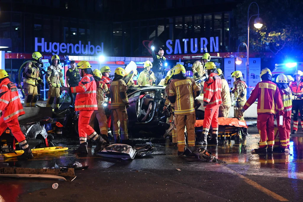 VIDEO: Horror-Crash nach Raser-Fahrt am Tauentzien: Eine Tote, drei Schwerverletzte