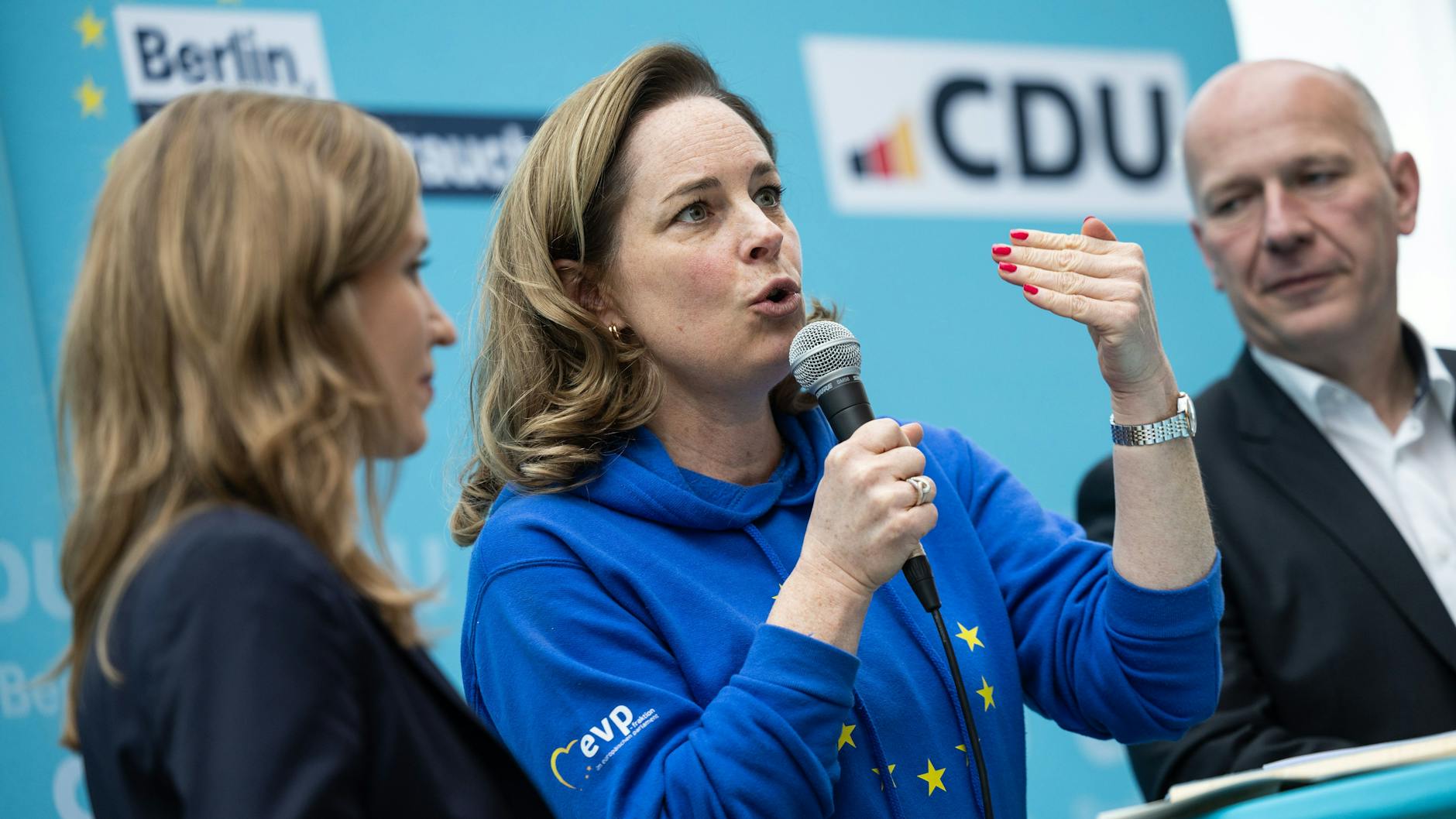 CDU-Spitzenkandidatin Hildegard Bentele spricht neben dem Regierenden Bürgermeister Kai Wegner auf einer Wahlveranstaltung.