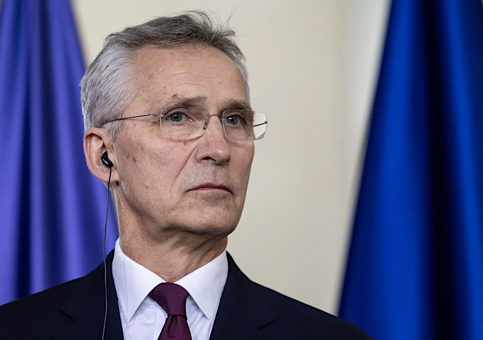 ARCHIV - Nato-Generalsekretär Jens Stoltenberg hat Forderungen nach einer Aufhebung bestehender Beschränkungen für ukrainische Angriffe erneuert.  