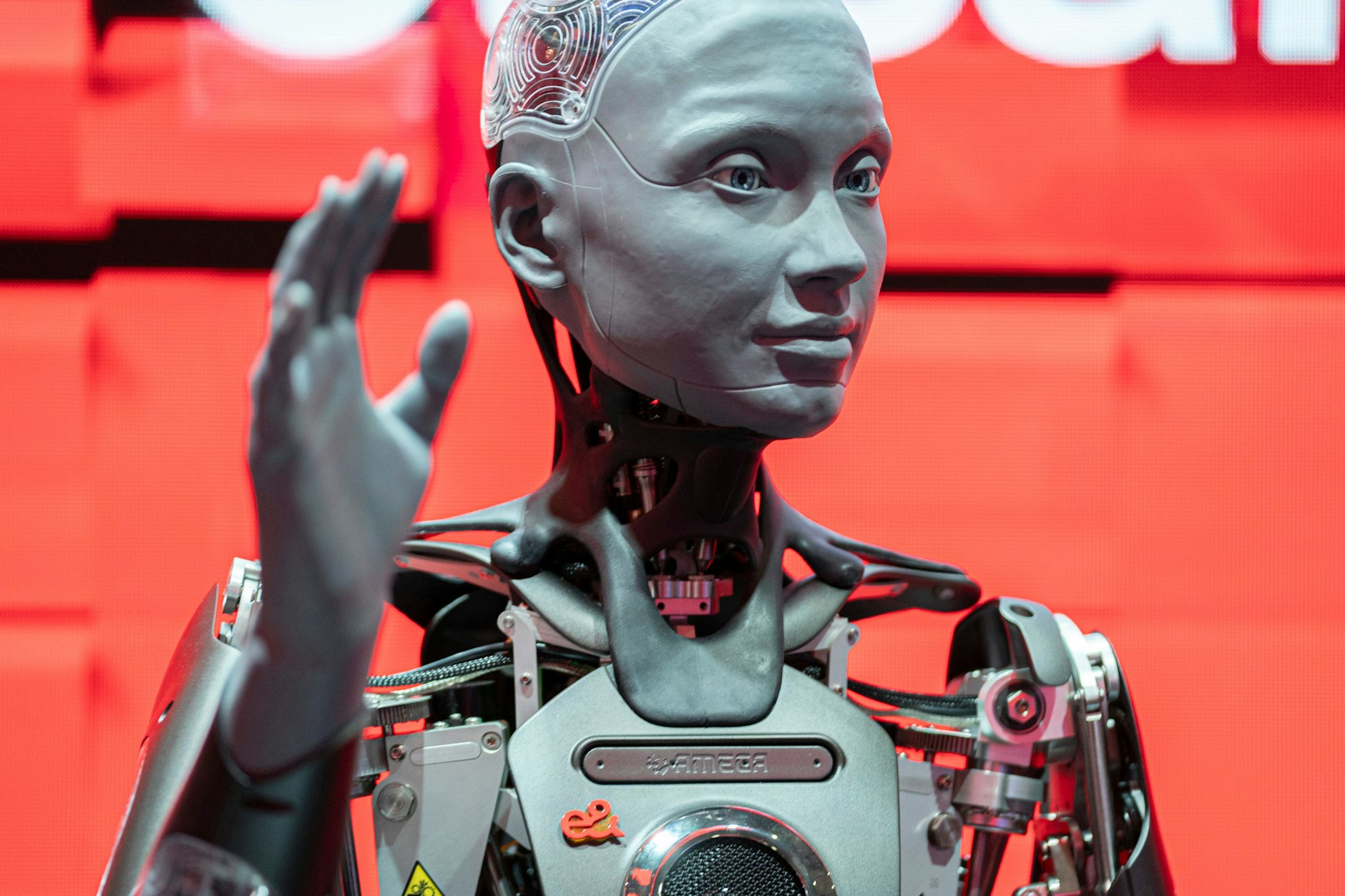 Der Roboter Ameca, gezeigt während des Mobile World Congress 2024 in Barcelona, kann lebensecht mit Menschen kommunizieren.