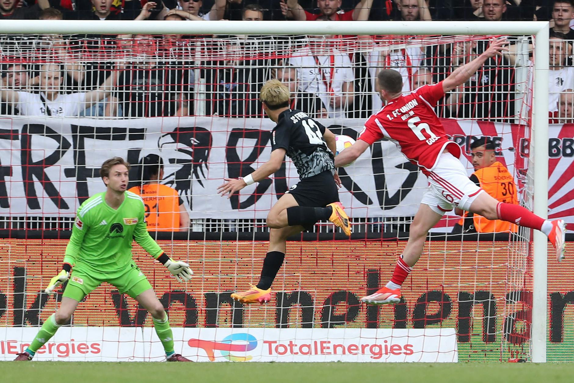 Dieses Tor hätte Union fast in die Relegation gebracht. Robin Gosens (r.) kann Freiburgs Ritsu Doan nicht am 1:1 hindern, Torwart Frederik Rönnow ist machtlos.