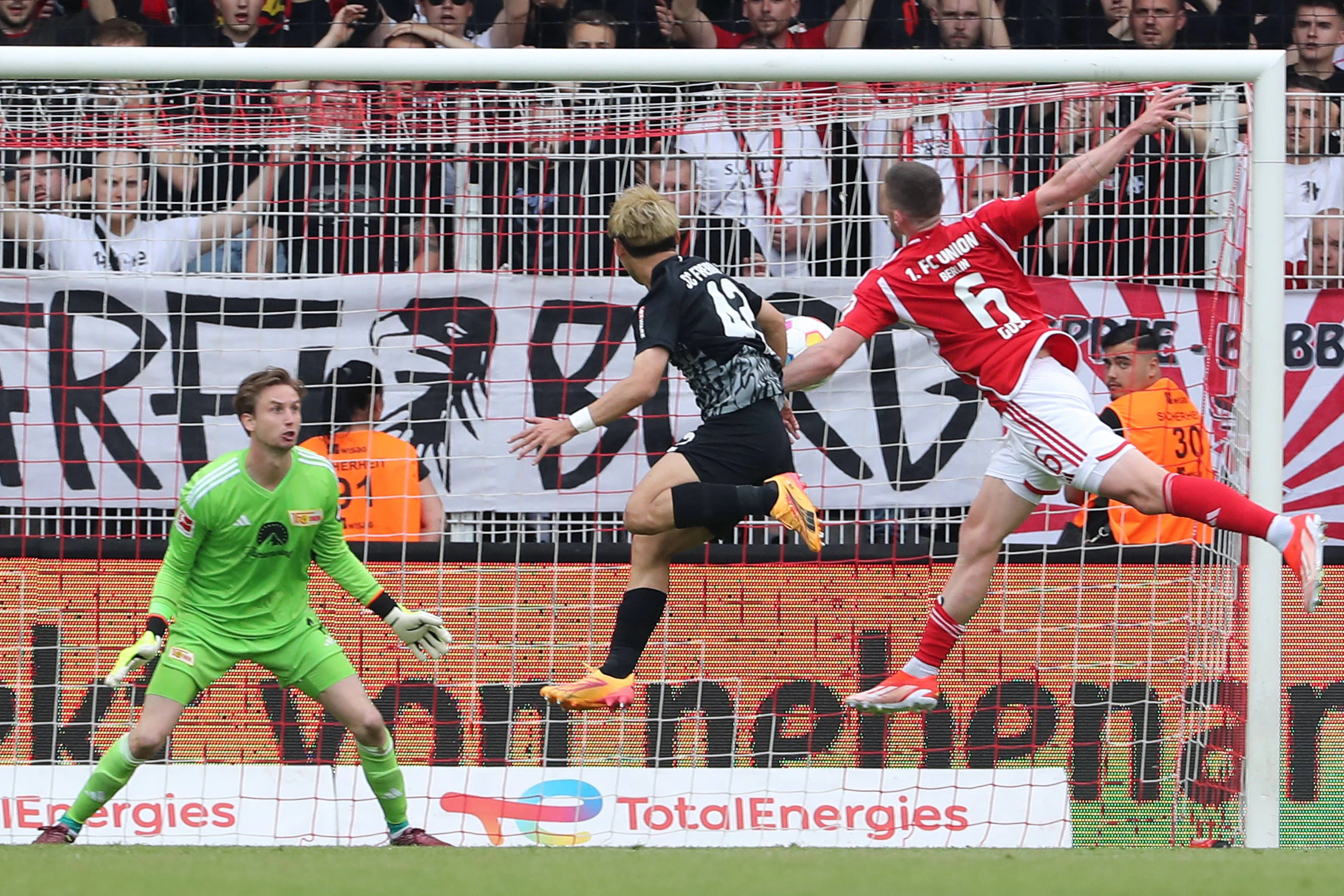 Dieses Tor hätte Union fast in die Relegation gebracht. Robin Gosens (r.) kann Freiburgs Ritsu Doan nicht am 1:1 hindern, Torwart Frederik Rönnow ist machtlos.