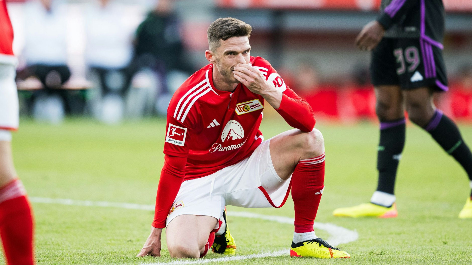 Robin Gosens kniet auf dem Rasen. Beim 1. FC Union lief wenig so zusammen, wie sich beide Seiten das vorgestellt hatten.