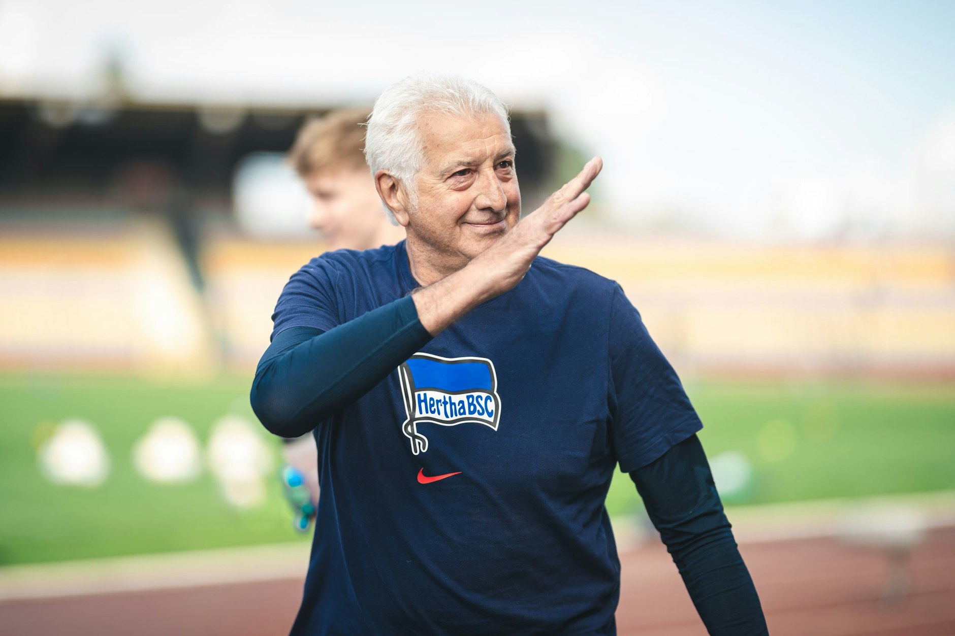 Torwarttrainer Nello Di Martino strahlt vor dem U19-Spiel zwischen Hertha BSC und Borussia Dortmund vor knapp zwei Wochen.