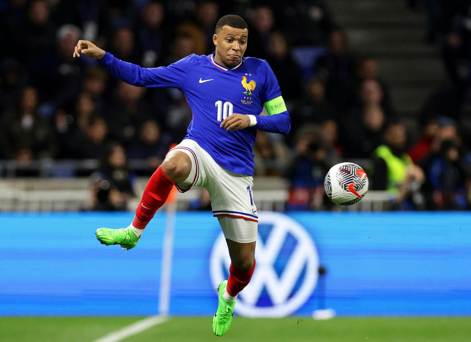 ARCHIV - Frankreich mit Kylian Mbappé ist erneut großer EM-Favorit.
