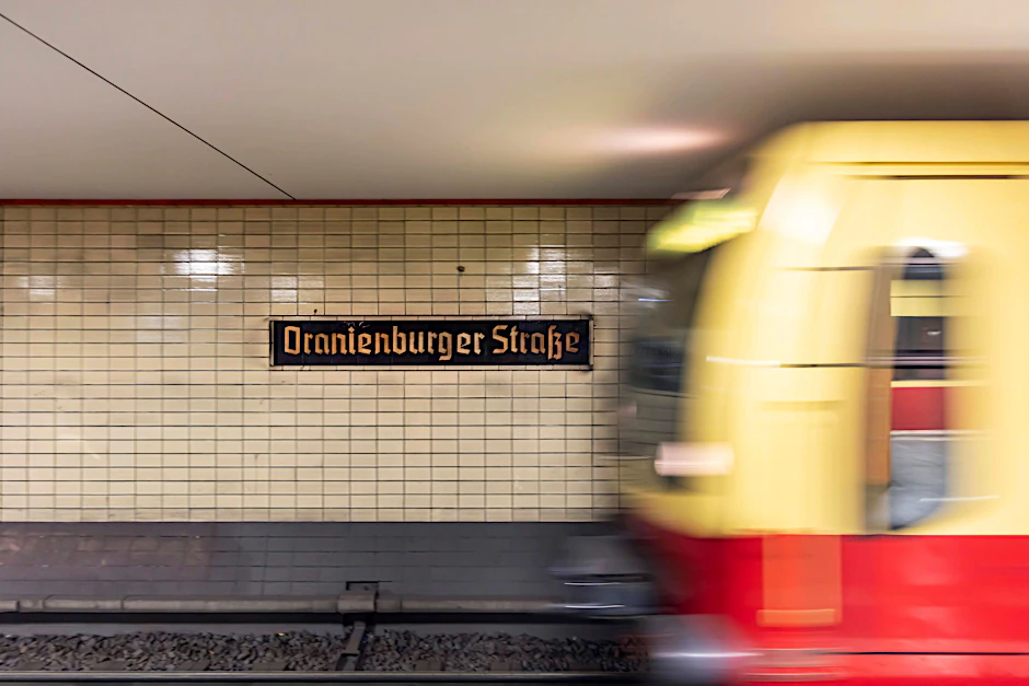 Eine S-Bahn fährt in den Bahnhof Oranienburger Straße ein.