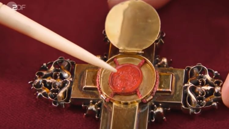 In dem Kreuz, das bei Bares für Rares unter den Hammer kam, verbergen sich Holzsplitter aus dem Kreuz Jesu.