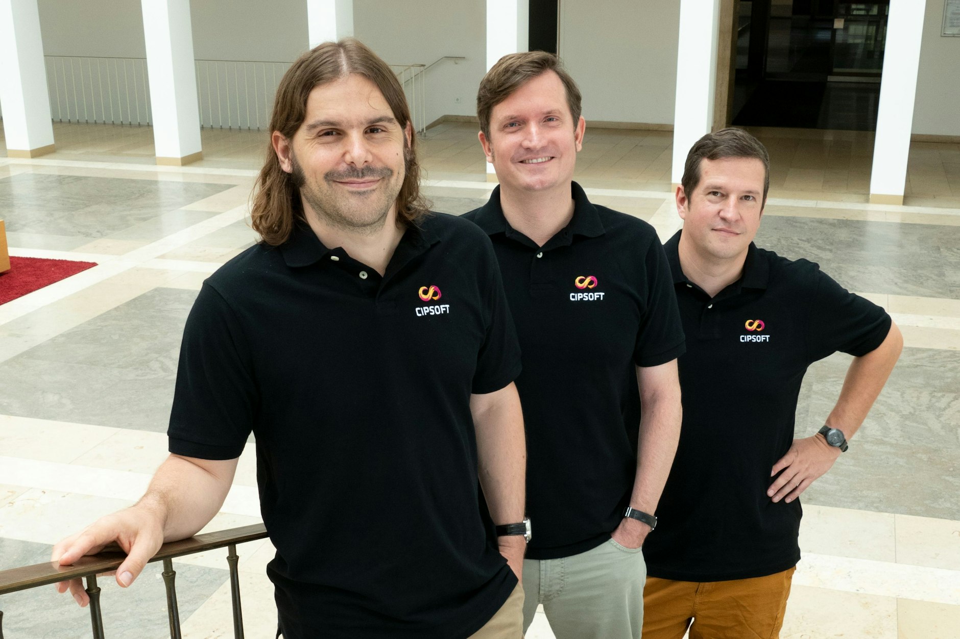 Management von Cipsoft mit Stephan Vogler in der Mitte: Bonus von zehn Monatsgehältern für die Mitarbeiter.