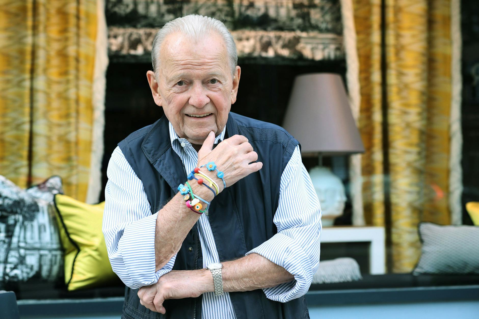 Klaus Thiede trägt selbst Armbänder aus Mutperlen.