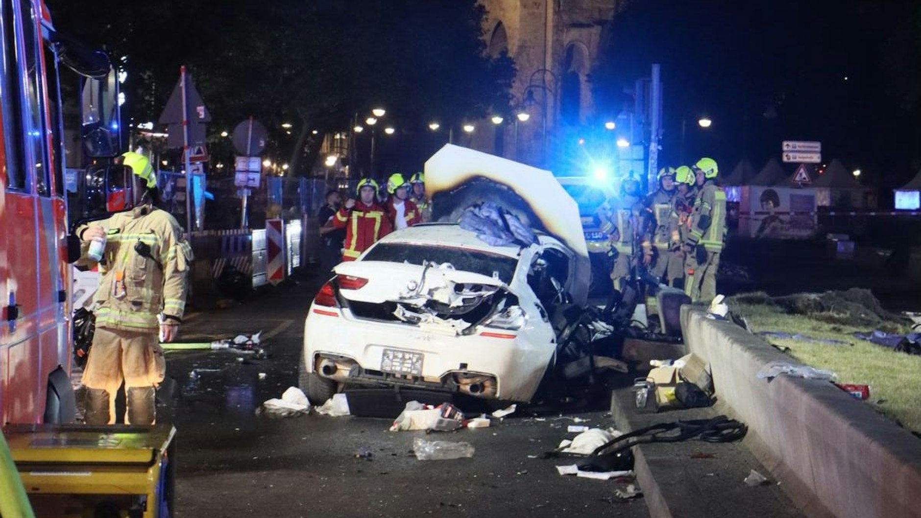 Nach einem schweren Unfall am Tauentzien  ist das Unfallauto komplett zerstört.