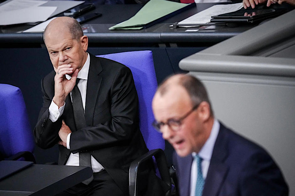 ARCHIV - Laut der Forsa-Umfrage würden 33 Prozent für Olaf Scholz stimmen und 31 Prozent für Friedrich Merz (r).  