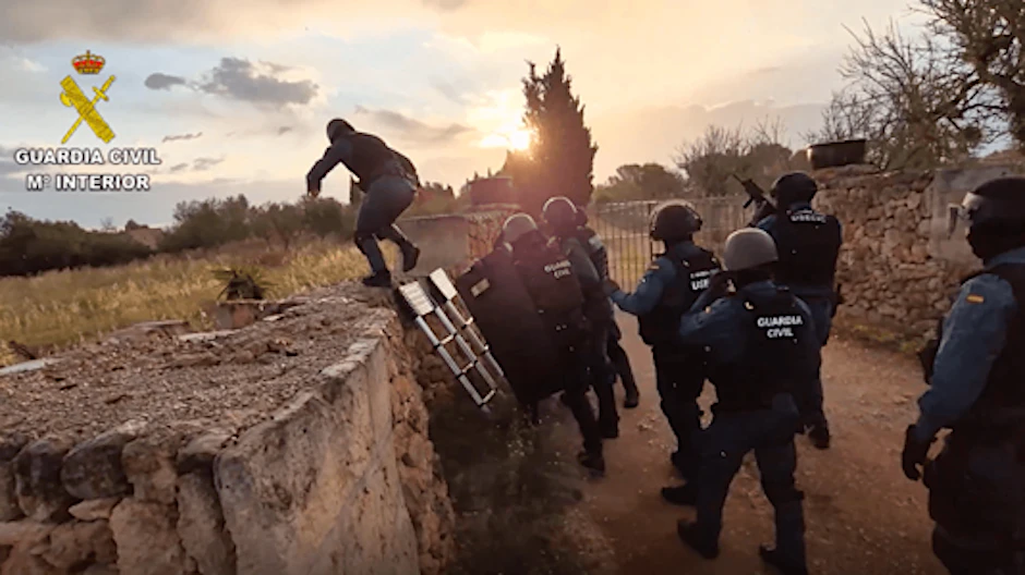 „Operación Petita“: Eine Spezialeinheit der Polizei stürmt das Haus eines Mannes auf Mallorca, der sich eine Sexsklavin gehalten haben soll.