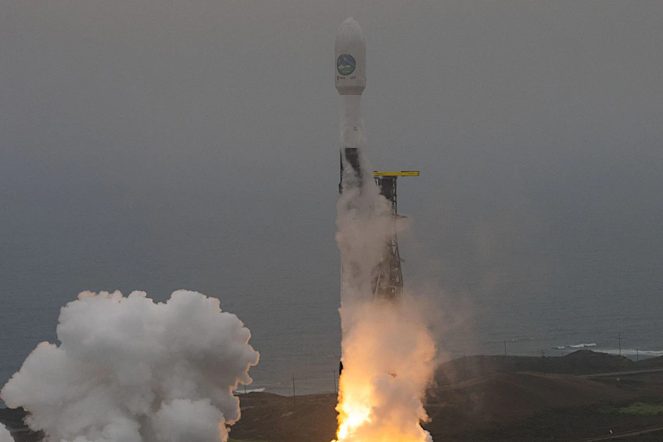 Eine Falcon-9-Rakete des US-Raumfahrtkonzerns SpaceX hebt mit dem Erdbeobachtungssatelliten „Earthcare“ an Bord  ab.&nbsp;