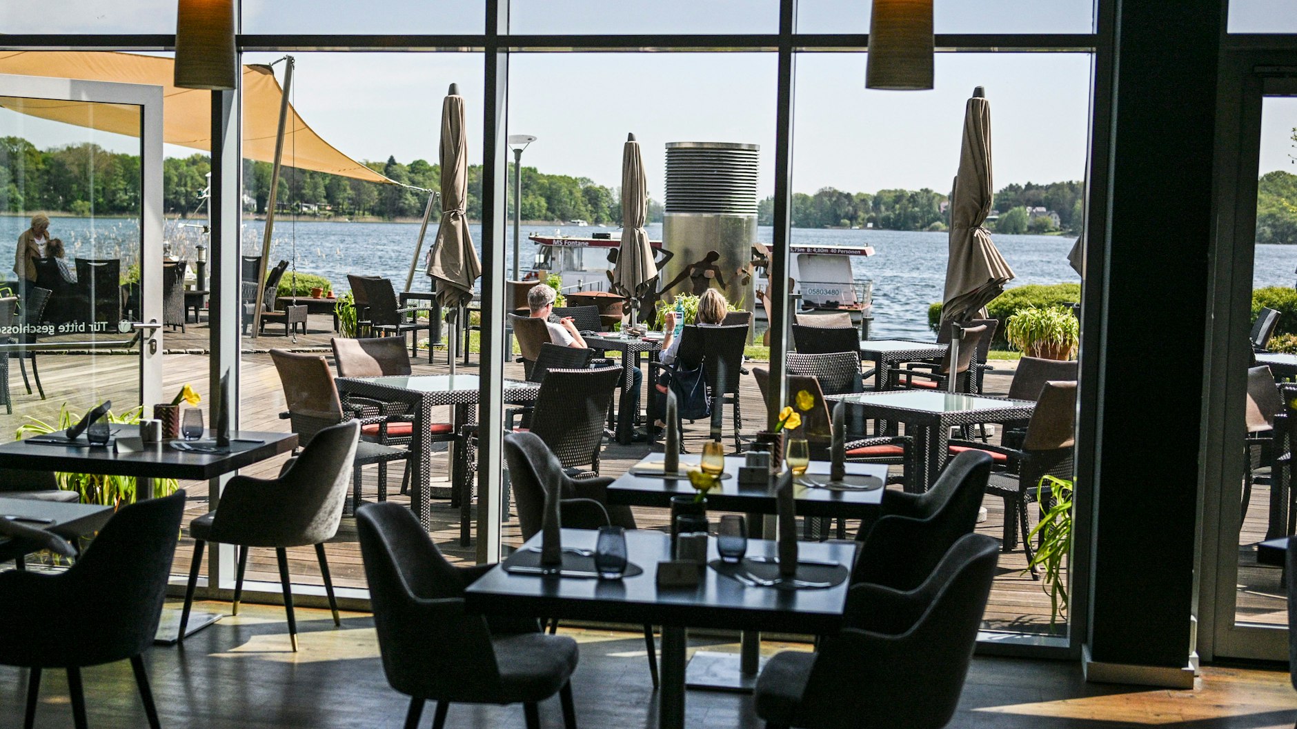Das Restaurant mit Außenbereich und Blick auf den Ruppiner See im Resort Mark Brandenburg. Das Hotel wird das Quartier für die kroatische Fußballnationalmannschaft während der Fußball-Europameisterschaft 2024.&nbsp;&nbsp;