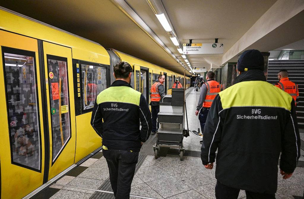 Weniger Dreck auf der U8: „Nur fegen reicht nicht aus. Man muss auch wischen“