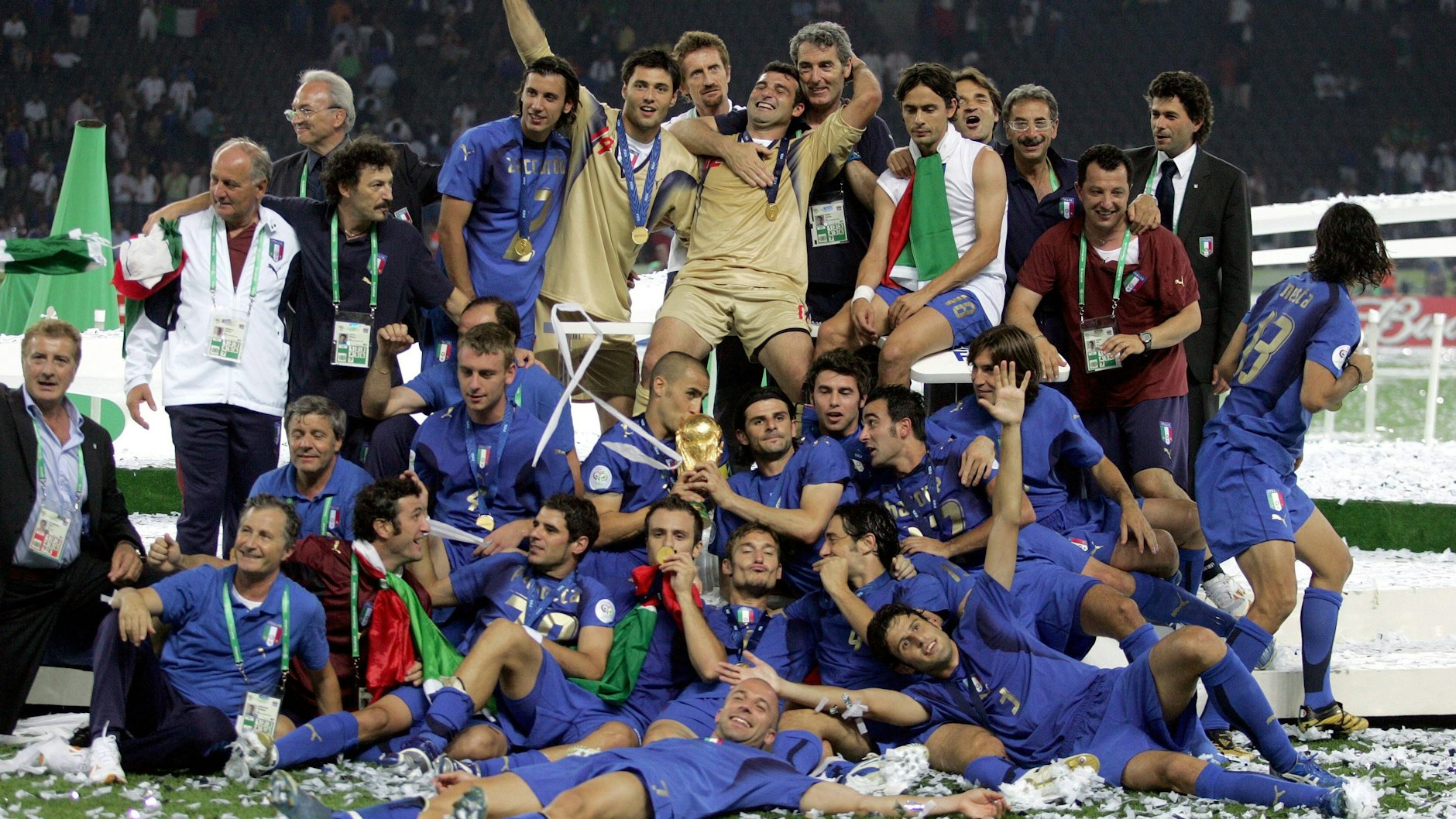 Nello Martino (a destra) festeggia la vittoria della Coppa del Mondo 2006 con l'Italia allo Stadio Olimpico di Berlino.