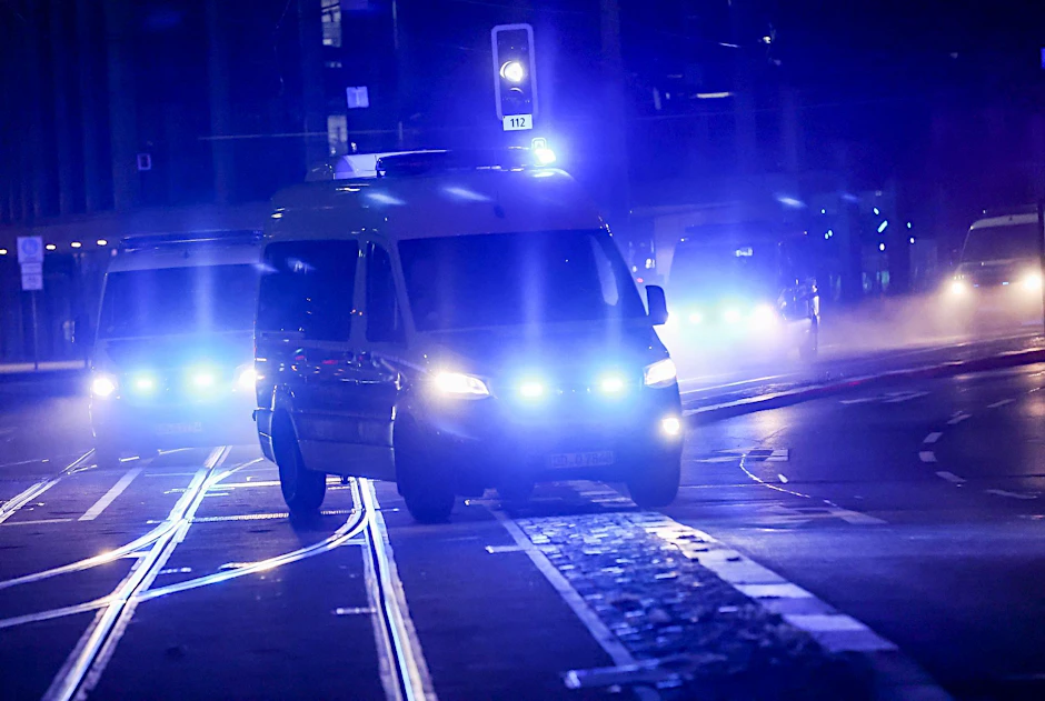 ARCHIV - Die Polizei sichert einen Einsatzort.  