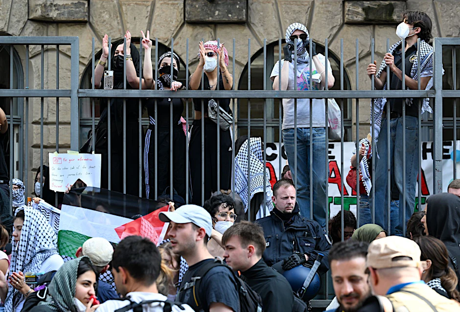 Vergangene Woche besetzten propalästinensische Demonstranten ein Gebäude der Berliner Humboldt-Universität (HU). Das könnte nun rechtliche Konsequenzen haben.