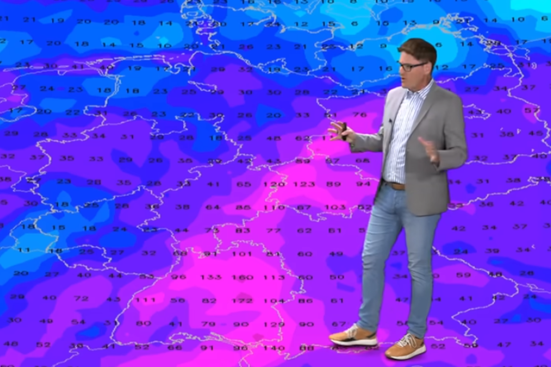 Wetter-Experte Dominik Jung warnt mit Blick auf die Karte vor erheblichen Hochwassern.