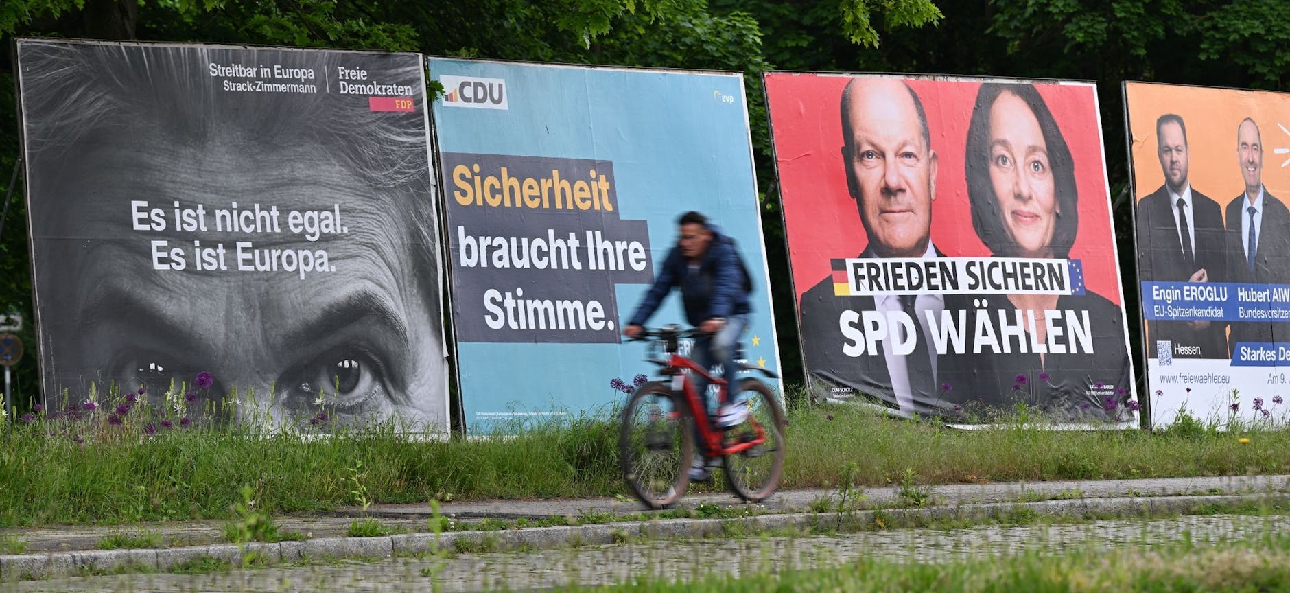 ARCHIV - Großplakate der Parteien zur Europawahl.