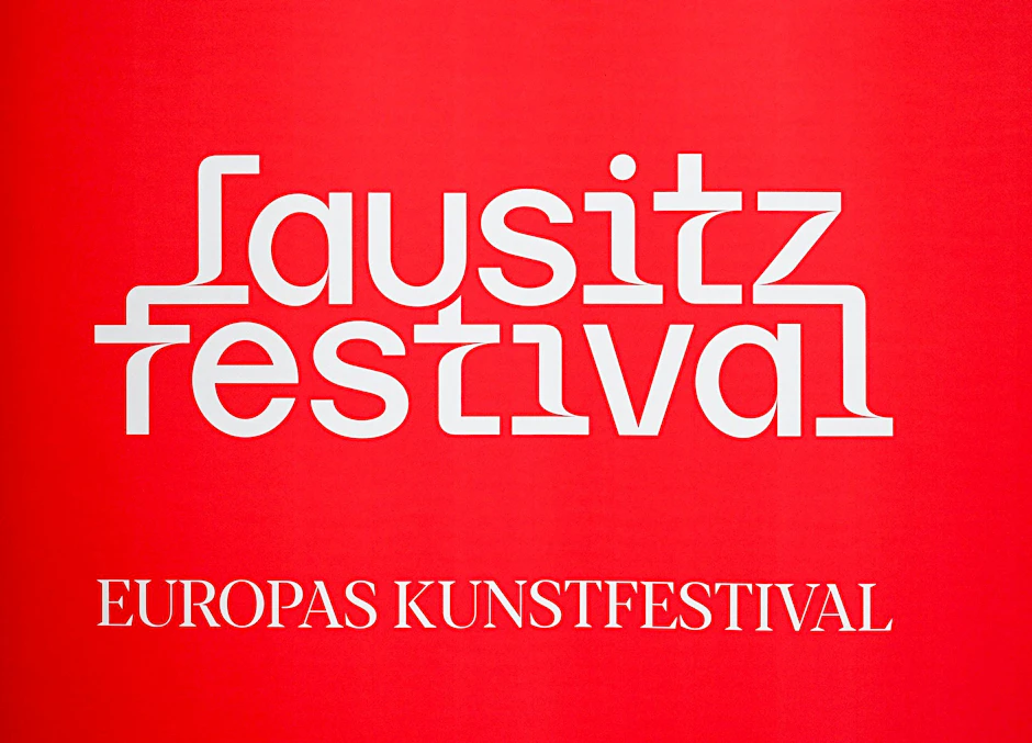 ARCHIV - Das Logo des Lausitz-Festivals 2024 bei einer Pressekonferenz in der Landesvertretung Brandenburg.  