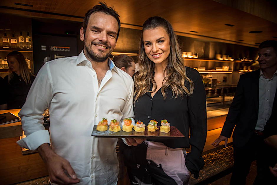 TV-Koch Steffen Henssler öffnete sein Sushi-Restaurant im Frankfurter Bahnhofsviertel im Jahr 2022 unter anderem im Beisein von Laura Wontorra. Nun ist das Unternehmen hinter der Gaststätte insolvent.