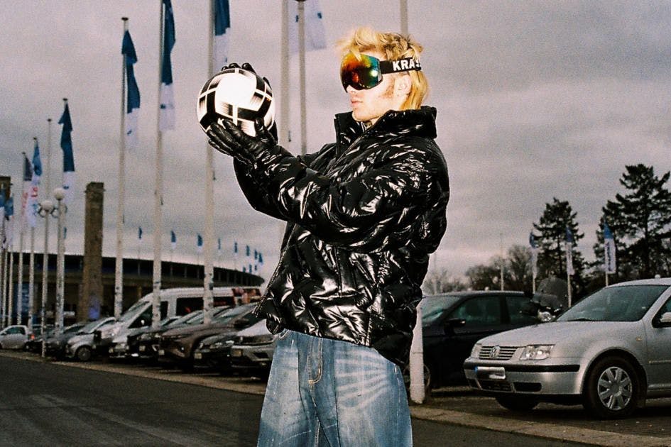 Ski Aggu vor dem Berliner Olympiastadion