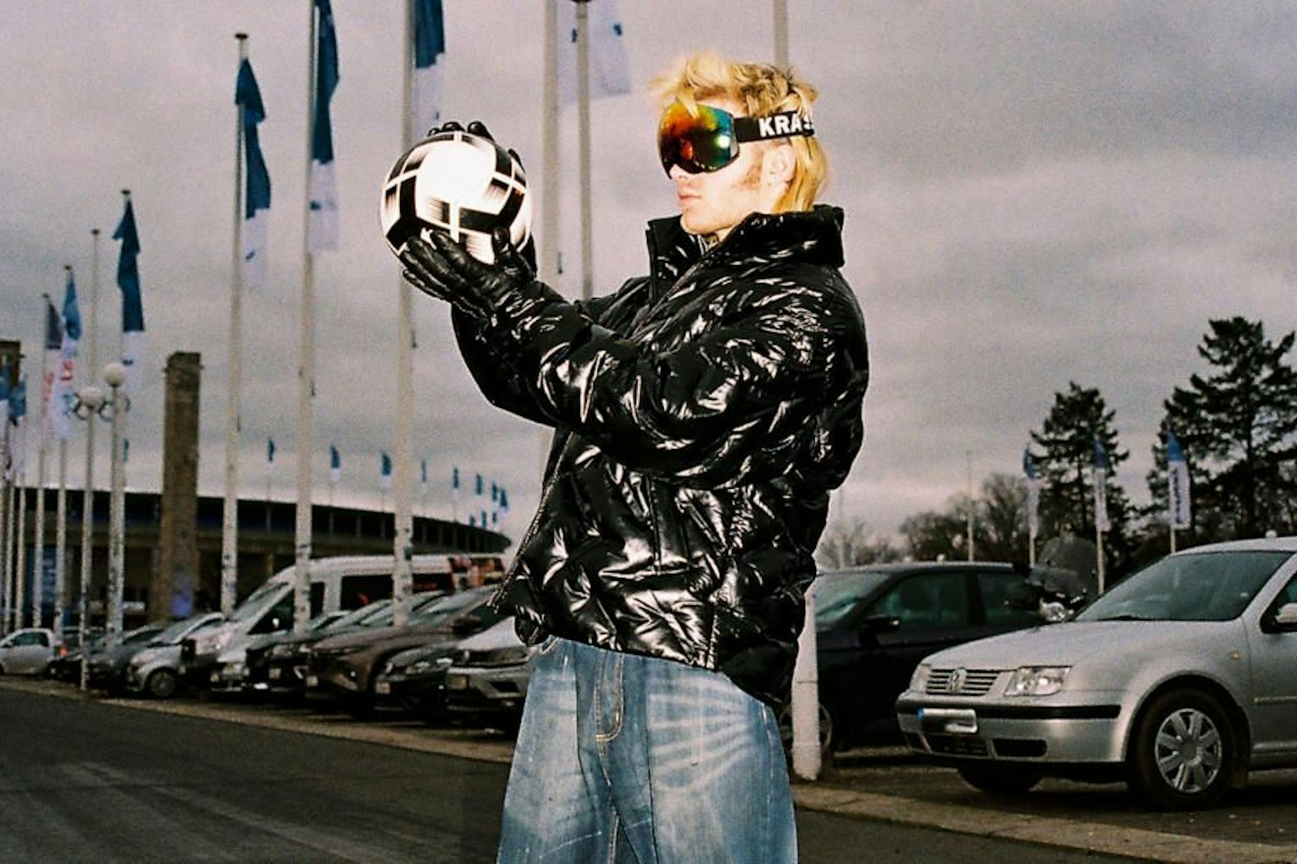 Ski Aggu vor dem Berliner Olympiastadion 