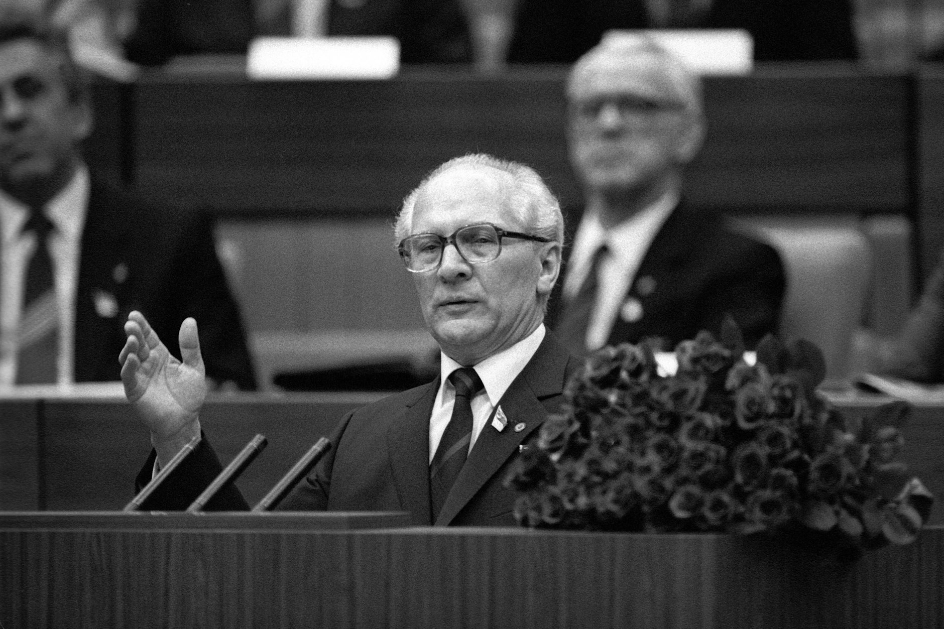 Erich Honecker hält als Staats- und Parteichef der DDR eine Rede auf dem SED-Parteitag im Jahr 1986.