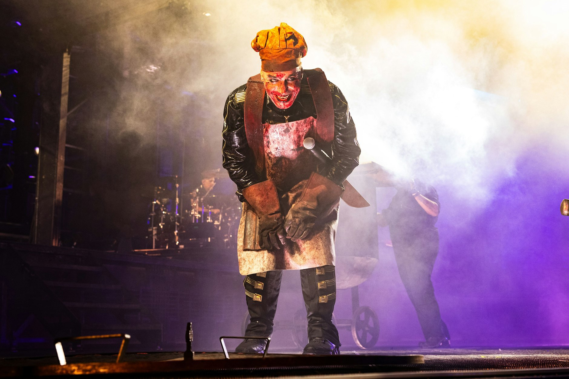 Bei den Konzerten von Rammstein geht es auch mal blutig zu – beim Song „Mein Teil“ tritt Lindemann mit Blut-Schütze auf. Ist das etwas für Kinder?