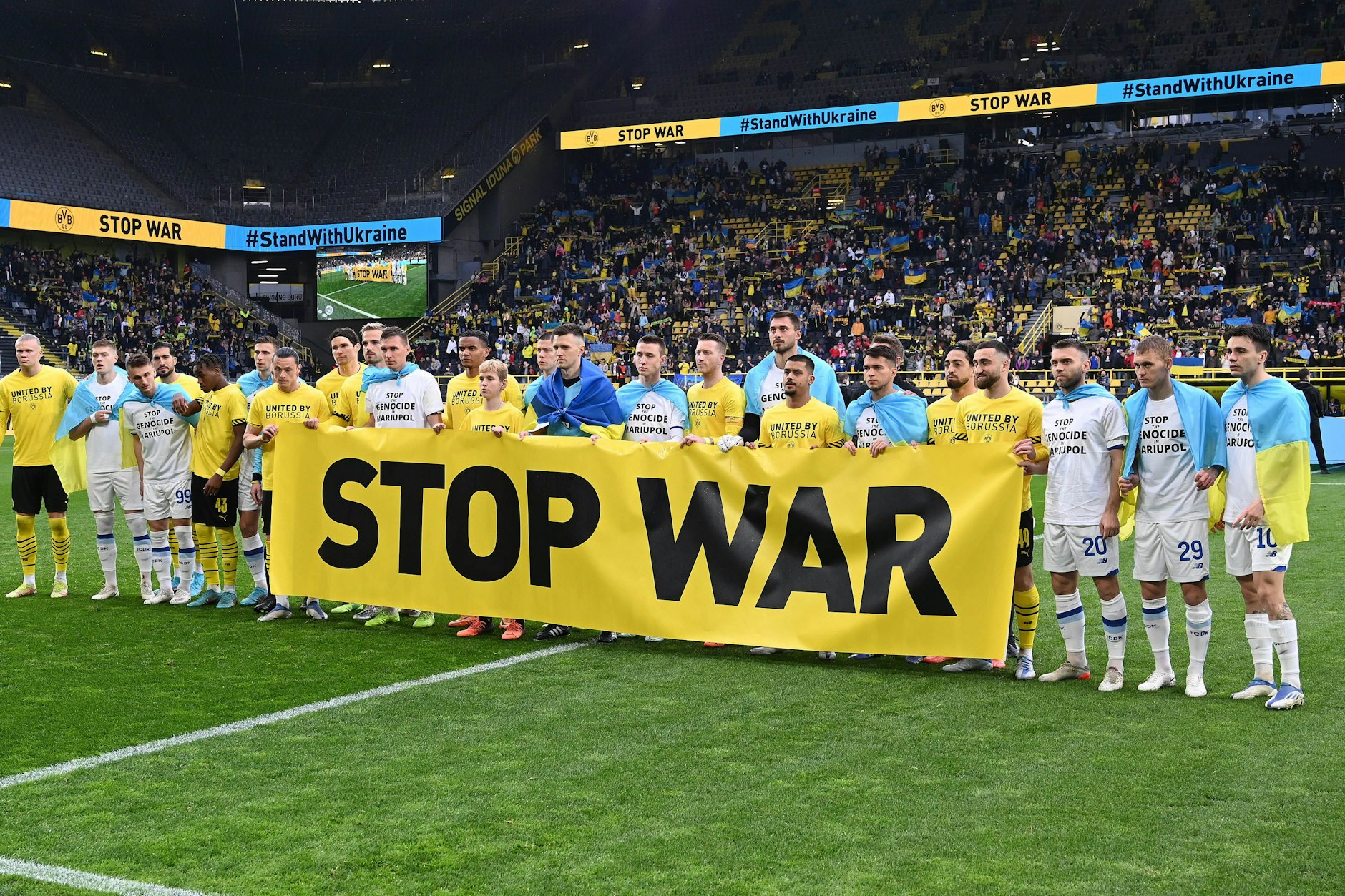 Dortmund-Fans werfen dem Verein Scheinheiligkeit vor – unter anderem deshalb, weil der BVB noch im April gegen den russischen Angriffskrieg in der Ukraine mobilmachte. Hier etwa ein Foto, auf dem die Mannschaft beim Spiel gegen Dynamo Kiew&nbsp;ein Plakat mit der Aufschrift „Stop War“ präsentiert.