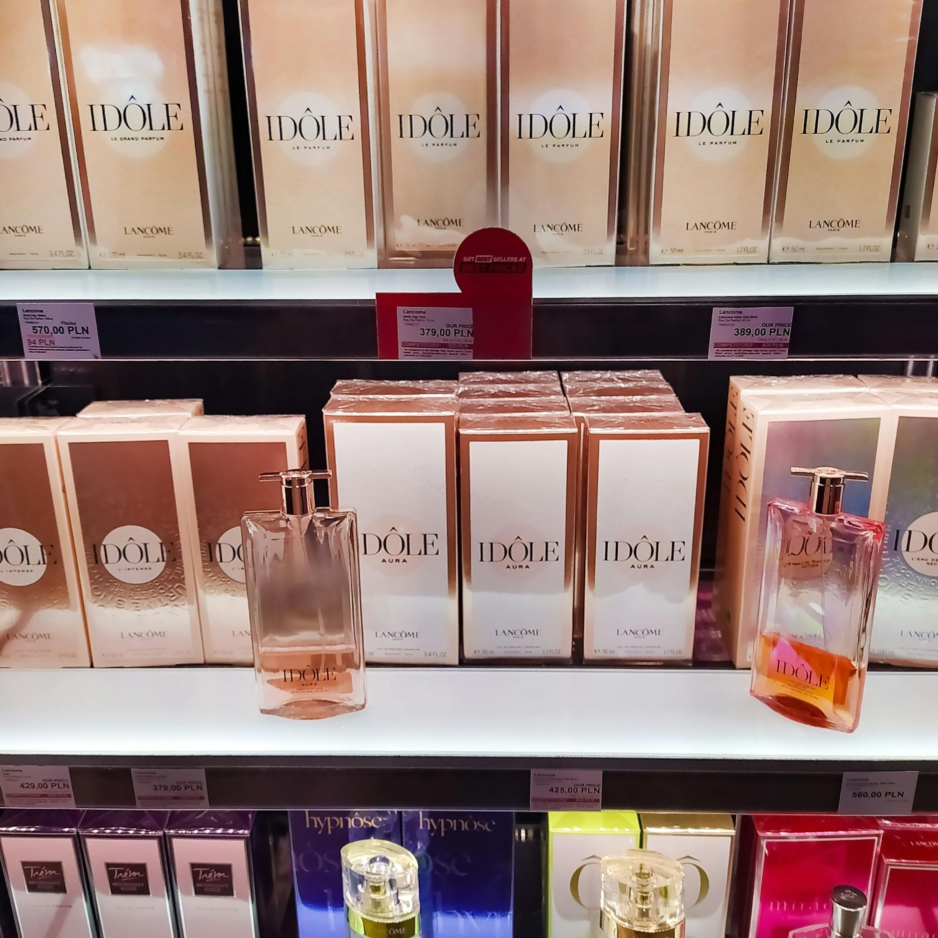 Mehrere Parfüms von Lancôme stehen in einer Auslage.