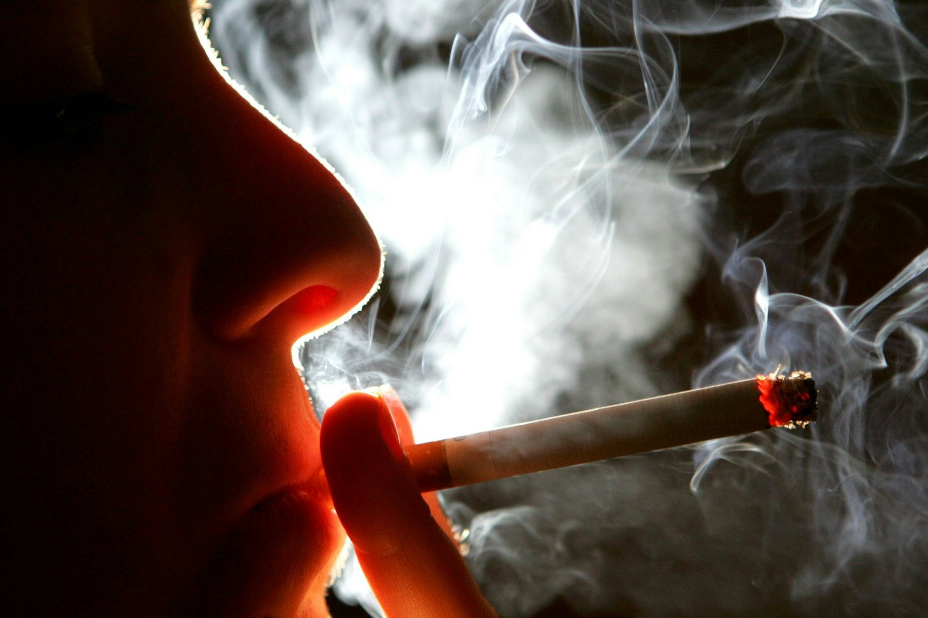 Auf Partys oder daheim: Immer mehr Frauen rauchen in Berlin.