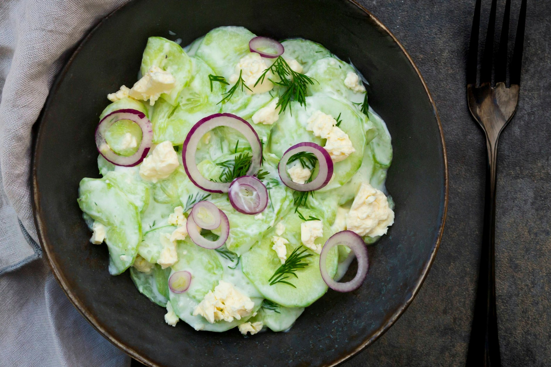 Dieses leckere Rezept für Gurkensalat wird dank Zwiebel und Feta zum echten Genuss.