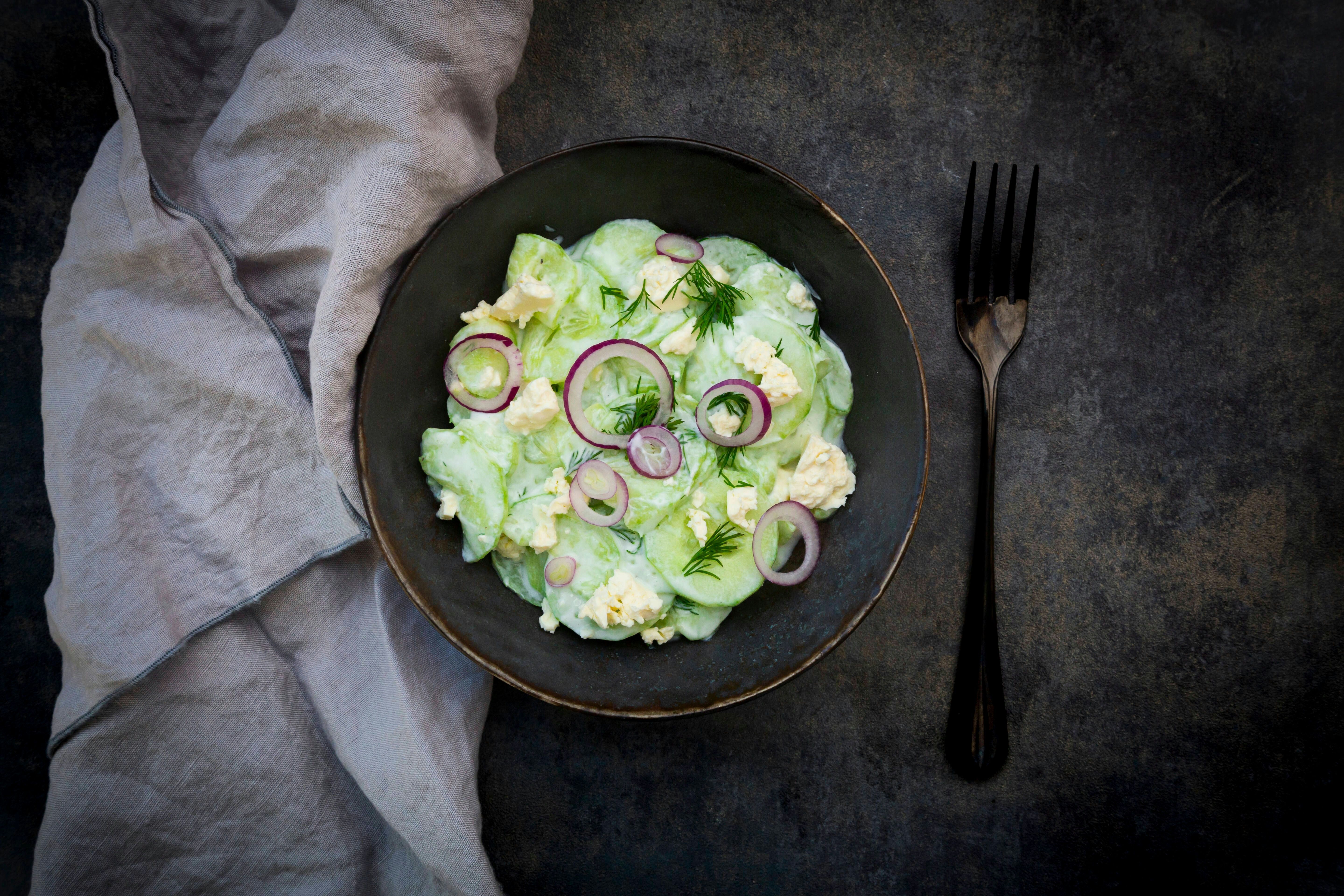 Omas Rezept für Gurkensalat mit Zwiebel und Käse: Besser geht’s nicht!